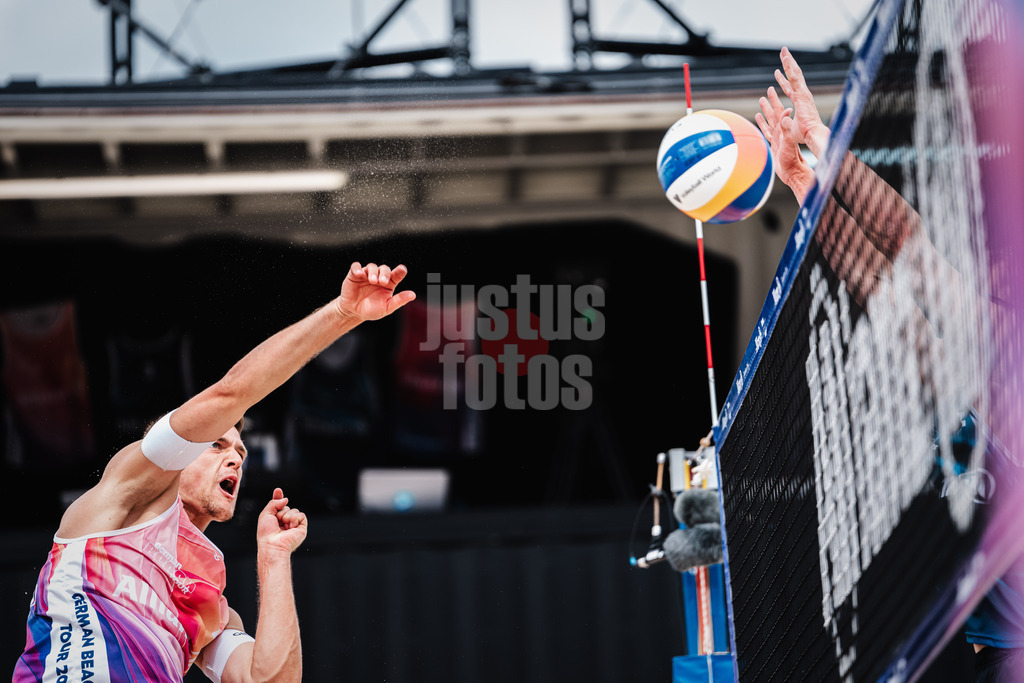 Beachvolleyball | Männer | German Beach Tour 2024 | Tourstop Bremen | 06.06.2024 | Luis Kubo beim Angriff