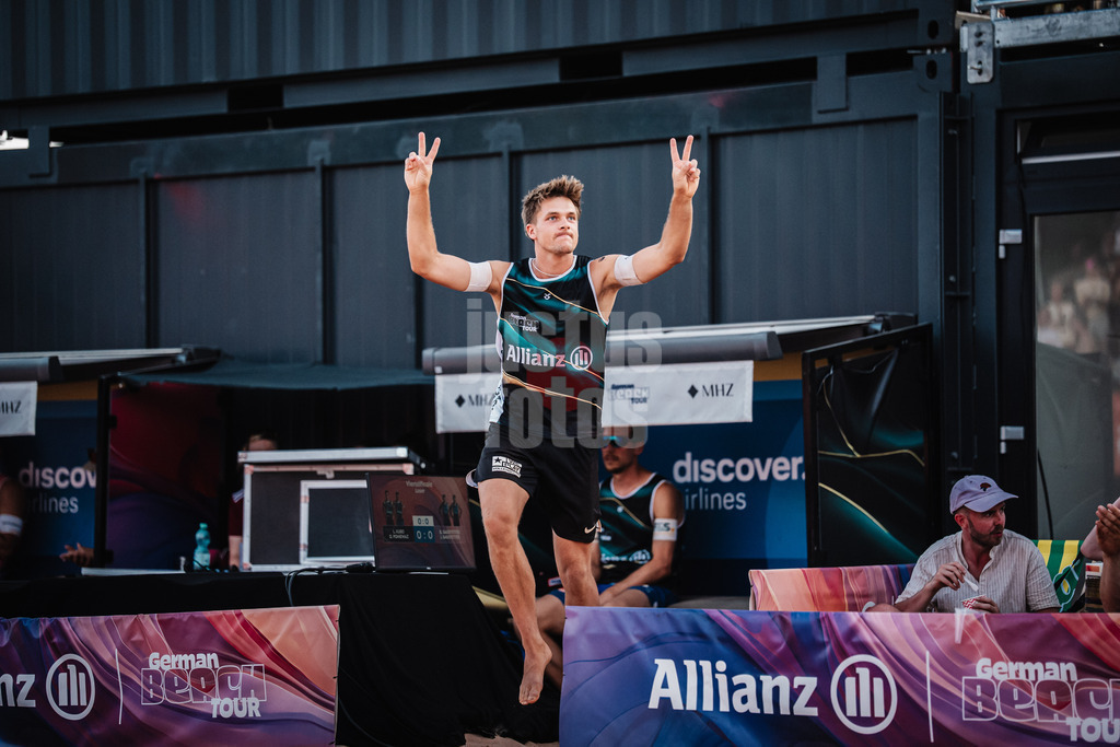 Beachvolleyball | Männer | Allianz German Beach Tour 2025 | Tourstop München | 05.07.2025 | Luis Kubo läuft in das Stadion ein