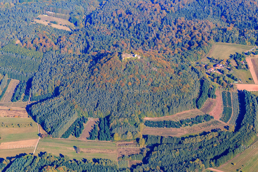 Luftbild: Burgruine Lindelbrunn in Vorderweidenthal im Bundesland Rheinland-Pfalz in Deutschland. Foto: IMG_095259.jpg vom 16.10.2016 durch Werner Riehm/FLY-FOTO.deBurgruine Lindelbrunn bei Vorderweidenthal | Pfalz.de