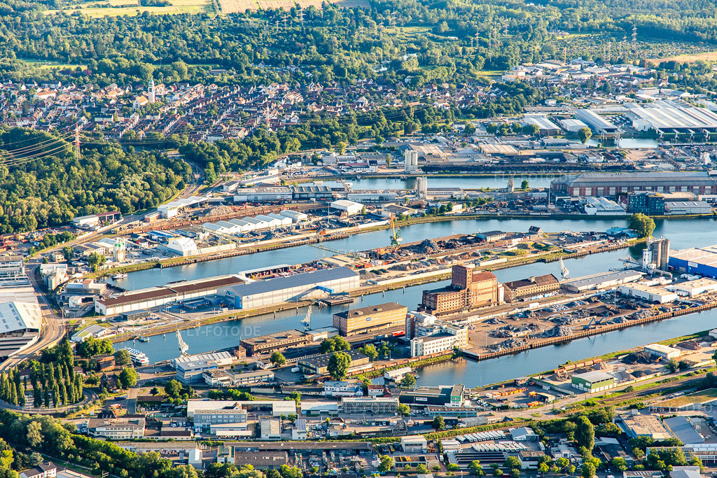 Luftbild: Rheinhafen Karlsruhe von Norden im Ortsteil Mühlburg in Karlsruhe im Bundesland Baden-Württemberg in Deutschland. Foto: IMG_142300.jpg vom 07.07.2024 durch Werner Riehm/FLY-FOTO.de