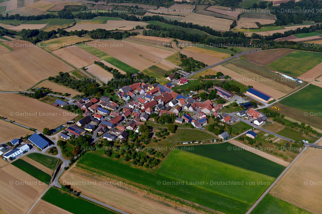 3650437 | BUCH 13.09.2016 Landwirtschaftliche Nutzflächen und Feldgrenzen  umsäumen das Siedlungsgebiet des Dorfes in Buch im Bundesland Bayern, Deutschland // Agricultural land and field boundaries surround the settlement area of the village  in Buch in the state Bavaria, Germany Foto: Gerhard Launer