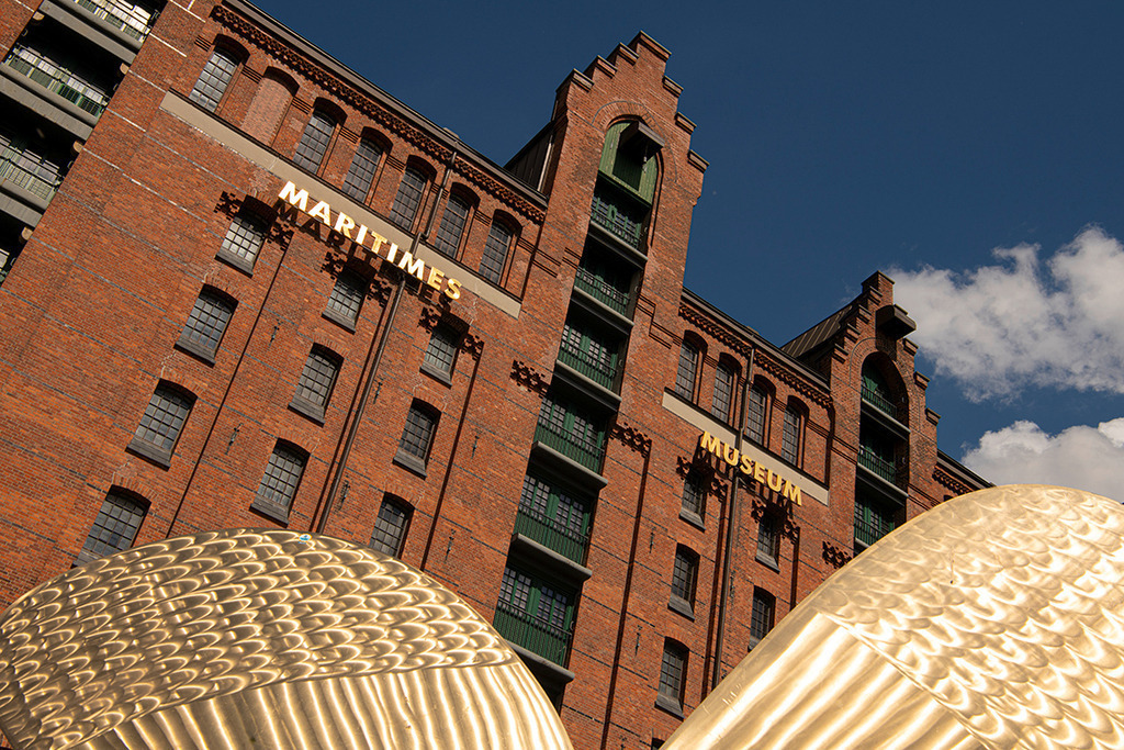 Maritimes Museum Hamburg | Das Maritime Museum in der Hamburger Speicherstadt. Im Vordergrund ein riesiger Schiffspropeller aus Bronze. - Realisiert mit Pictrs.com