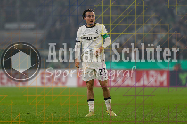 Borussia Mönchengladbach vs Karlsruher SC - DFB-Pokal 2. Runde | Mönchengladbach, Deutschland, 28.10.25:   Rocco Reitz (Borussia Mönchengladbach) schaut waehrend des Spiels der DFB-Pokal 2. Runde zwischen Borussia Mönchengladbach vs Karlsruher SC im Stadion im Borussia Park(Foto von Brauer-Fotoagentur / Adrian Schlueter)
