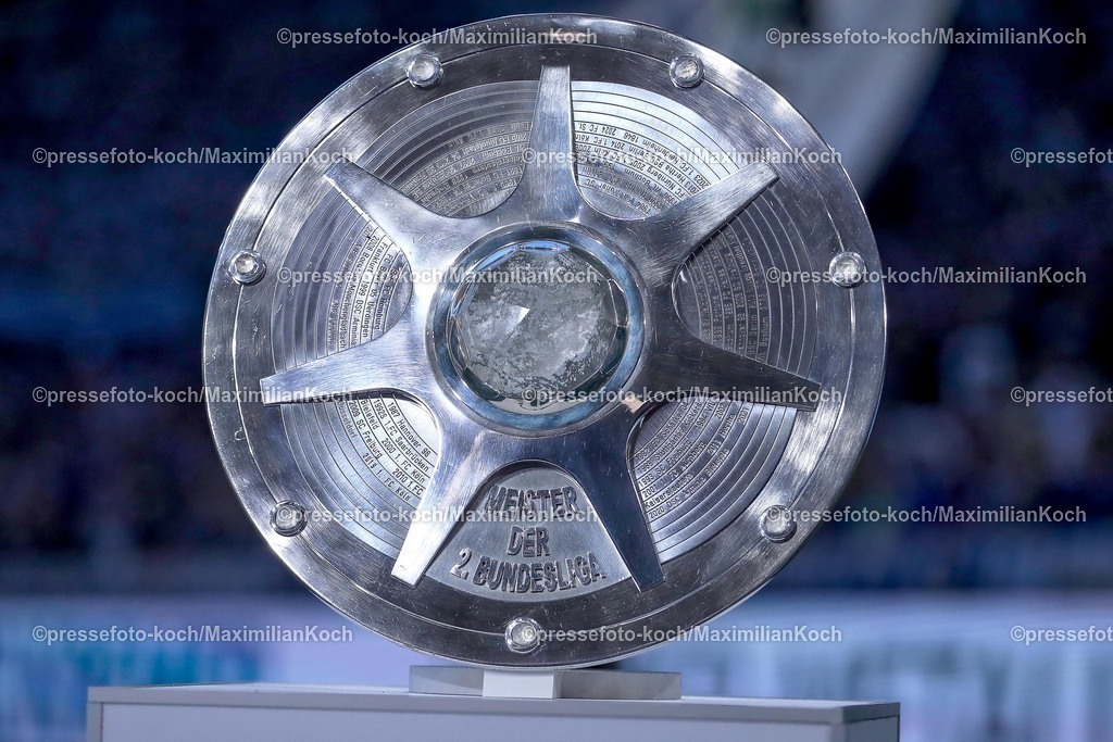 S0401082501022 | 01.08.2025, Fußball, FC Schalke 04 - Hertha BSC, 1.Spieltag, 2. Fußball Bundesliga, Veltins-Arena Gelsenkirchen, Saison 2025 2026: Die Meisterschale der 2. Bundesliga in NahaufnahmeDFB regulations prohibit any use of photographs as image sequences and or quasi-video.