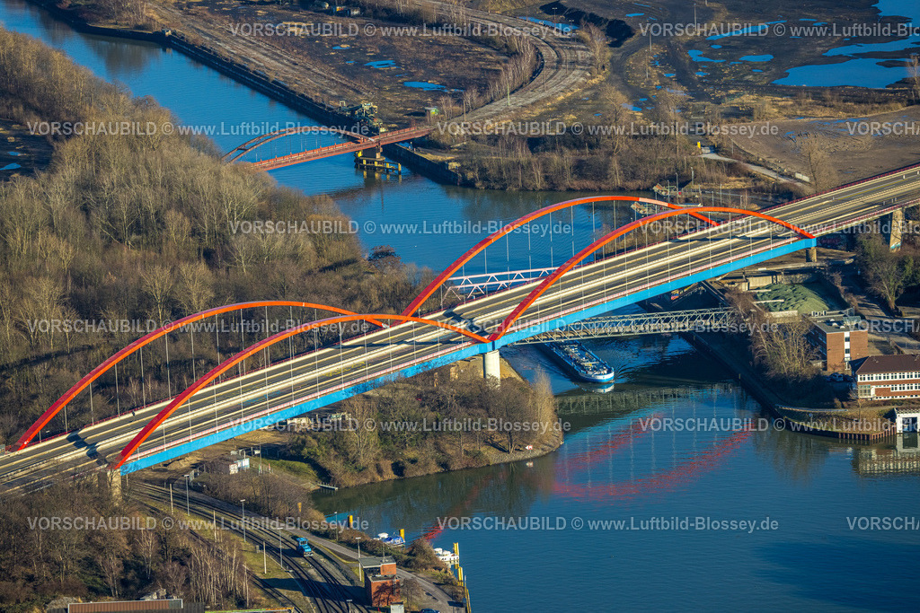 Essen240107194 | Luftbild, gesperrte Rhein-Herne-Kanalbrücke mit rotem Geländer, rote Doppelbogenbrücke, Autobahn A42 Emscherschnellweg, Ebel, Essen, Ruhrgebiet, Nordrhein-Westfalen, Deutschland