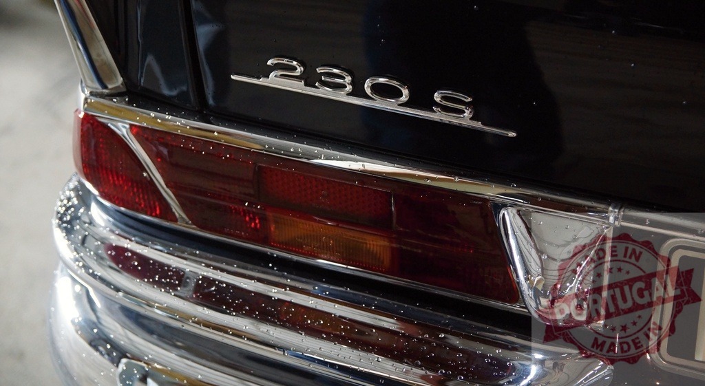 Mercedes-Benz 230 S classic car taillight with chrome bumper | Mercedes-Benz 230 S vintage car rear view showing taillight, chrome bumper, and badging - Realisiert mit Pictrs.com