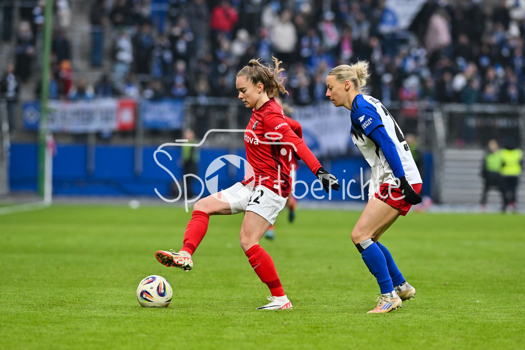 Hamburger SV - SC Freiburg | HAMBURG, GERMANY - 01. FEBRUARY: im Duell Lisa KOLB (SC Freiburg Frauen 22) und Sophie HILLEBRAND (Hamburger SV Frauen 22) während dem Match zwischen dem Hamburger SV und dem SC Freiburg am 16. Spieltag der Google Pixel Frauen-Bundesliga im Volksparkstadion