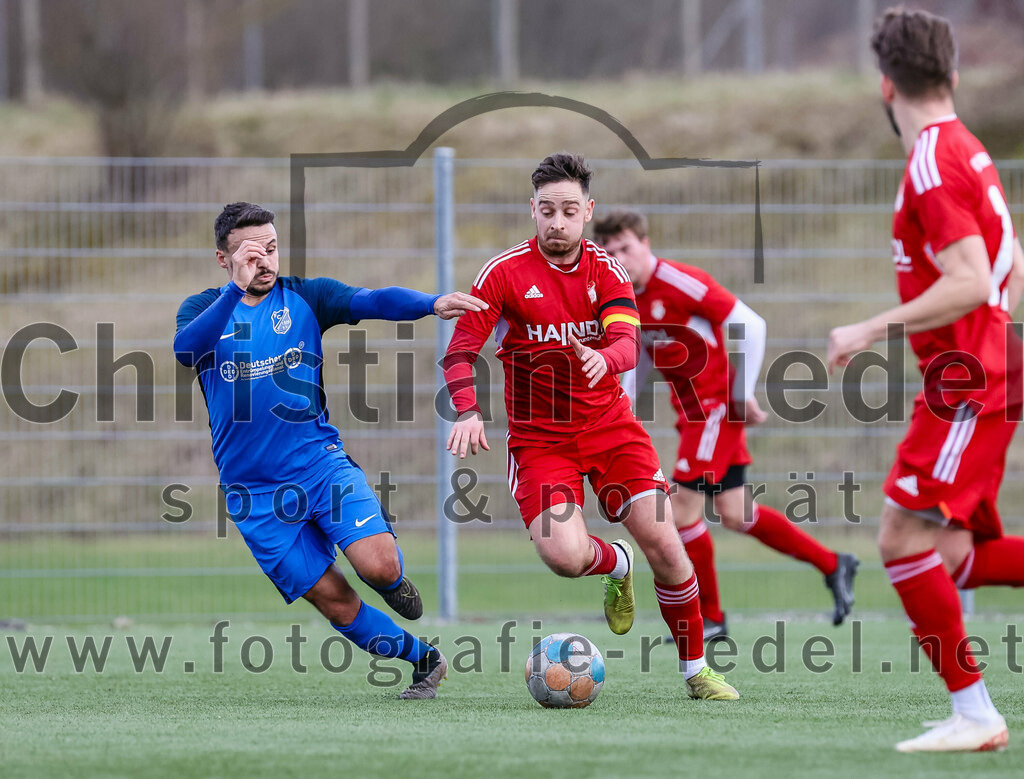 2024-02-24_065_FC_Langengeisling_gegen_FC_Walkertshofen | Erding, Deutschland, 24.02.2024:
Fußball, Bezirksliga Oberbayern Ost 2023 / 2024, Testspiel, FC Langengeisling gegen FC Walkertshofen, Endergebnis: 5:3

Maximilian Hintermaier (FC Langengeisling, #13), Felix Maier (FC Walkertshofen, #8)

Foto: Christian Riedel / fotografie-riedel.net