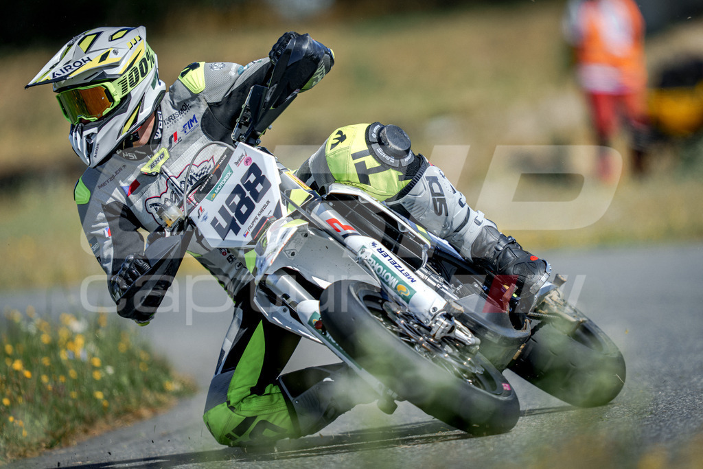 SuperMoto_Staatsmeisterschaft_Fuglau-356 | GRIPcapture steht für authentische Sportfotografie in Österreich – für Momente, die mehr sind als Geschwindigkeit oder Ergebnis. Es geht um Emotion, Spannung, Fokus und den Augenblick, der oft nur einen Wimpernschlag dauert.Ob Motorsport, Teamsport oder 