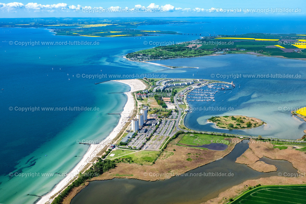 Fehmarn_Südstrand_ELS_4976150522 | FEHMARN 15.05.2022 Ortsansicht an der Meeres-Küste der Ostsee in Burg auf Fehmarn Südstrand im Bundesland Schleswig-Holstein. // Townscape on the seacoast of Baltic Sea in Burg auf Fehmarn in the state Schleswig-Holstein. Foto: Martin Elsen