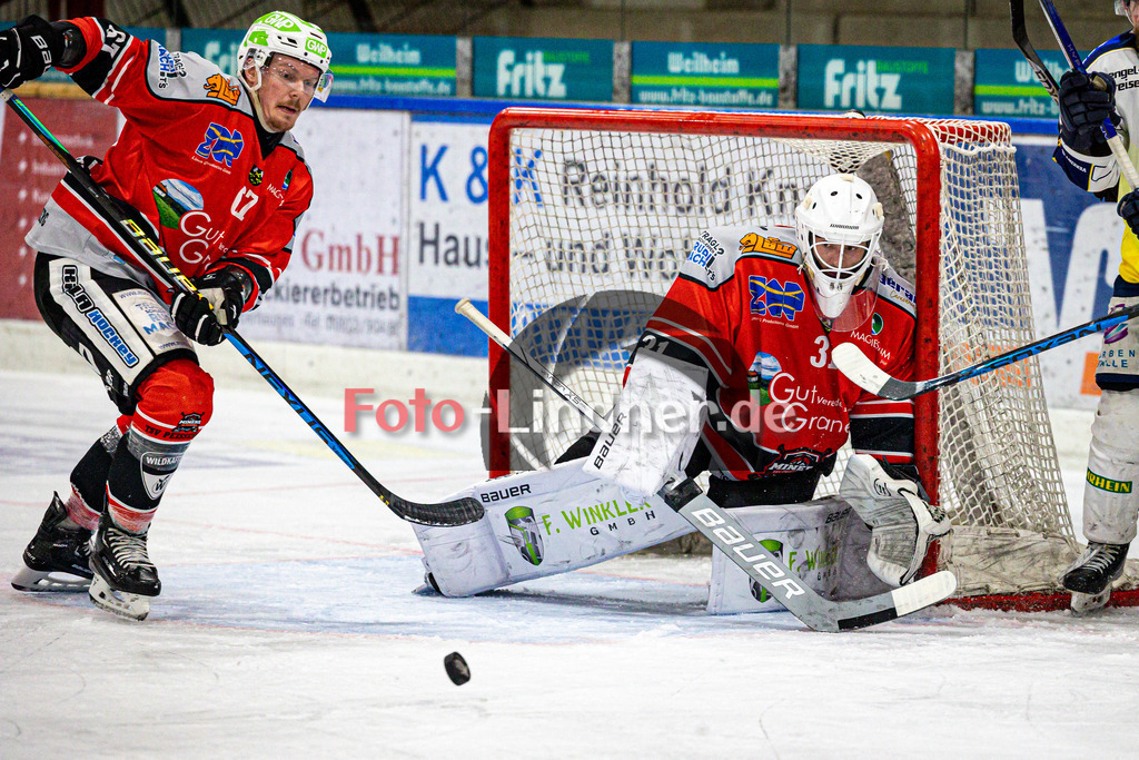 TSV Peißenberg MINERS gegen ERV Schweinfurt Mighty Dogs | Eishockey Bayernliga Herren Vorrunde 2024/25, TSV Peißenberg MINERS gegen ERV Schweinfurt Mighty Dogs, 20241220,Maximilian MALZATZKI (MINERS 67) klärt vor dem Tor,2024-12-20 in Peißenberg (Eisstadion Peißenberg)Maximilian MALZATZKI (MINERS 67), Xaver NAGEL (MINERS 31)Copyright: WolfgangxLindner foto-lindner.de