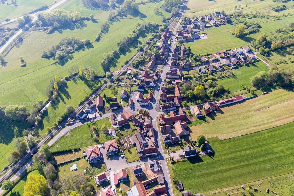 Aerial view: Riverbank areas of the Zinsel in Uttenhoffen in the state Bas-Rhin, France. – Photo: IMG_099415.jpg taken on 04/30/2017 by Werner Riehm/FLY-FOTO.com – Resolution of the original: 4919 x 3280 px