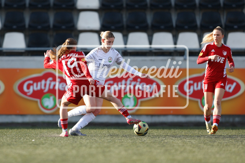 Fußball I Frauen I Saison 2025-2026 I Testspiel I FSV Gütersloh - SpVg Aurich-43 | Lara Frisch (19, SpVg Aurich) Katharina Ingrid Rädeker (9, FSV Gütersloh) - Realisiert mit Pictrs.com
