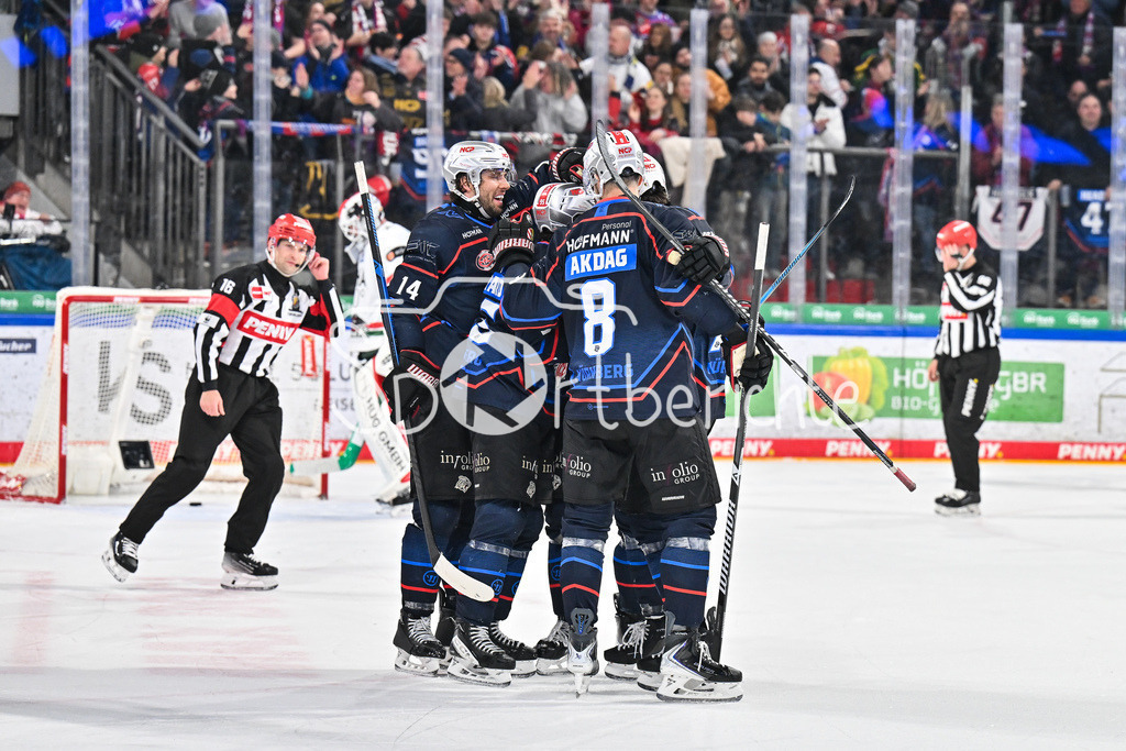 Nürnberg Ice Tigers - Augsburger Panther | NUREMBERG, GERMANY - 23. JANUARY: Jubel der Ice Tigers nach dem Treffer zum 3-1 durch Charlie GERARD (Nürnberg Ice Tigers 95) / Tor / Torschuetze / Freude / Happy während dem Match zwischen den Nürnberg Ice Tigers und den Augsburger Panthern am 42. Spieltag der Penny DEL in der PSD Bank Nürnberg Arena