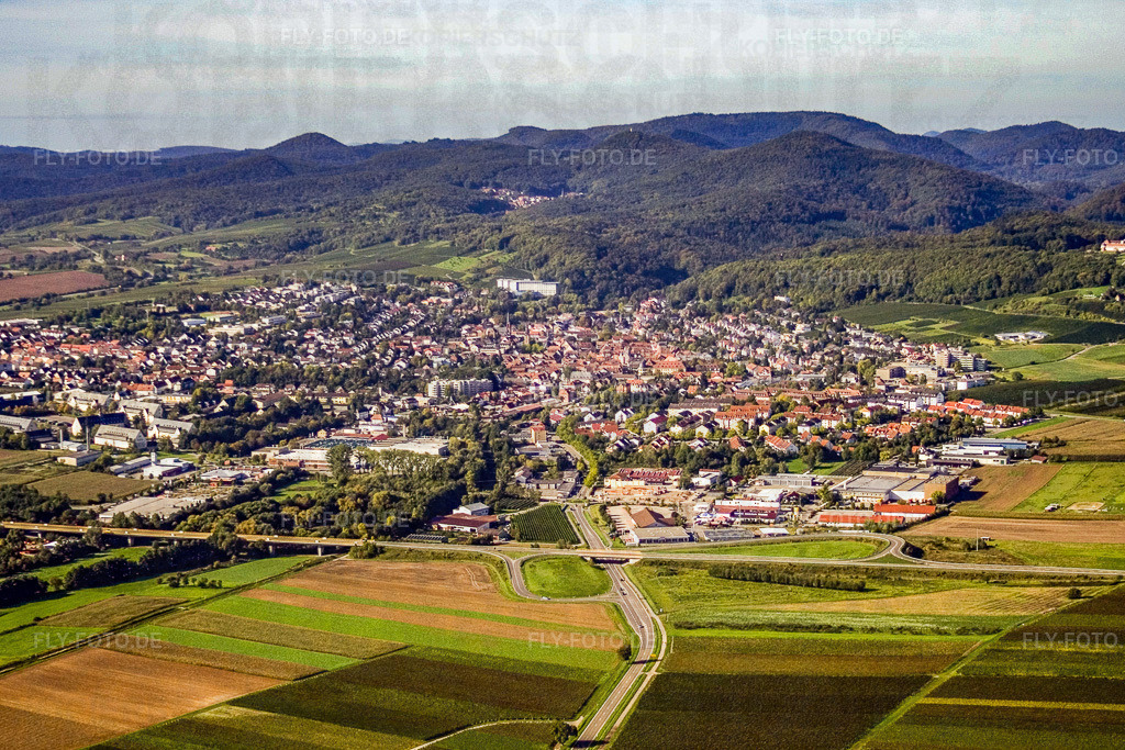 Stadtansicht von Osten | Luftbild: Stadtansicht von Osten in Bad Bergzabern im Bundesland Rheinland-Pfalz in Deutschland. Foto: IMG_4261.jpg vom 08.10.2006 durch Werner Riehm/FLY-FOTO.de - Realisiert mit Pictrs.com