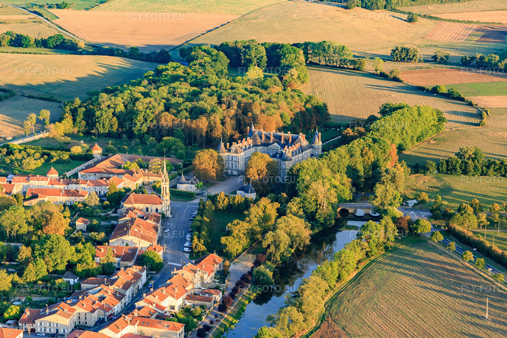 Vue aérienne: Parc et Château de Haroué à Haroué dans le département Meurthe et Moselle, France – .Photo: IMG_117906.jpg prise le 14/09/2019 par Werner Riehm/FLY-FOTO.eu – Résolution de l'original: 5399 x 3599 px –  château de Haroué