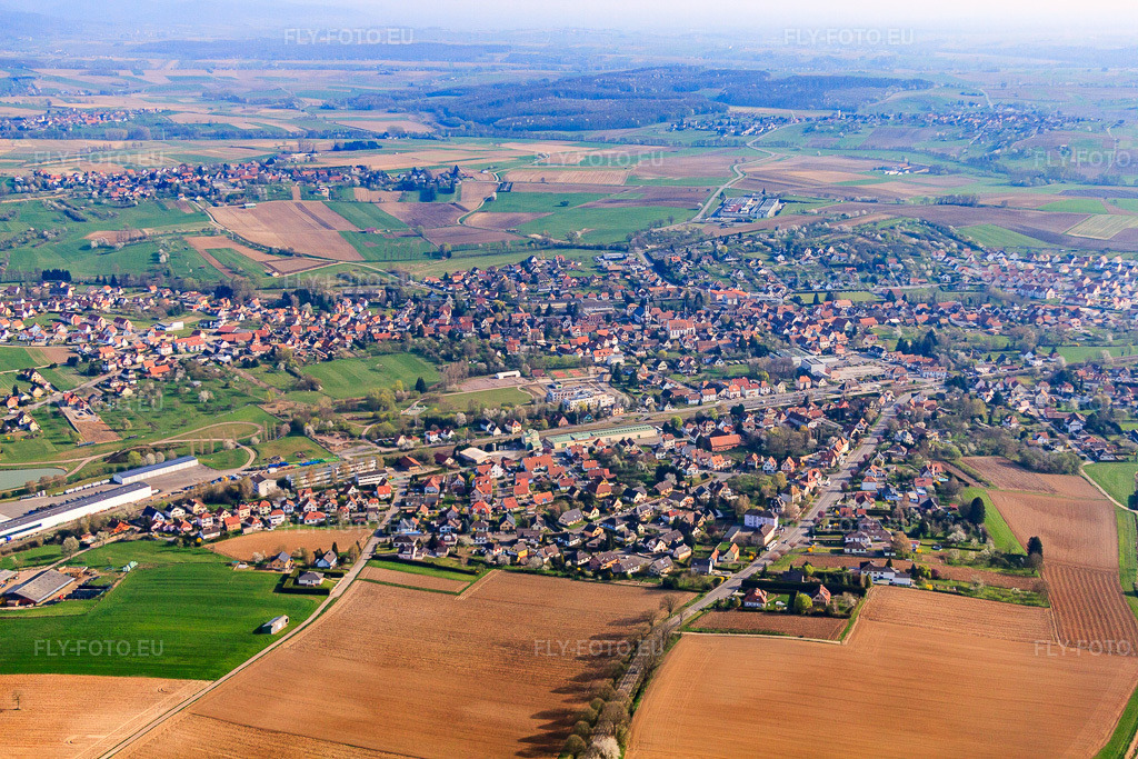 Vue aérienne: Vue de la ville depuis le sud, de part et d'autre de la voie ferrée à Soultz-sous-Forêts dans le département Bas Rhin, France – .Photo: IMG_63797.jpg prise le 30/03/2014 par Werner Riehm/FLY-FOTO.eu – Résolution de l'original: 4752 x 3168 px