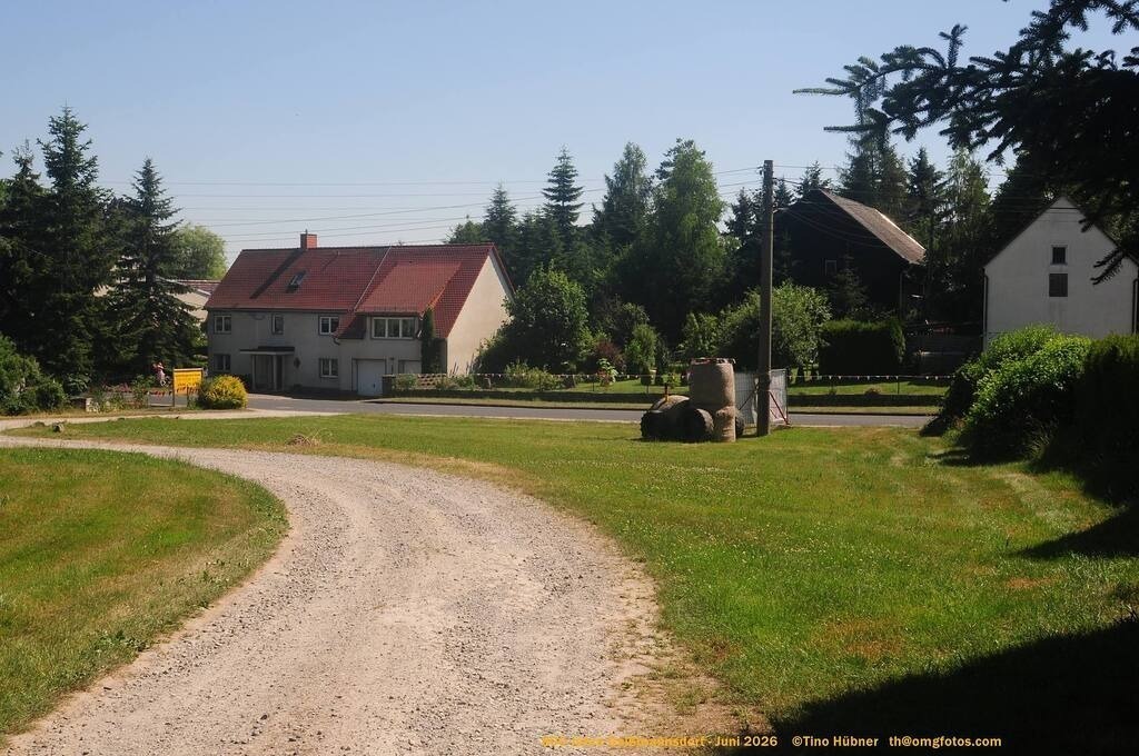 Geißmannsdorf-2026-Ortsbilder-690 | Geißmannsdorf bei Bischofswerda im Sommer 2026. Ein fotografischer Streifzug durch das Dorf Geißmannsdorf, mit Gebäuden, Straßen, Strohpuppen und geschmückten Vorgärten und Grundstücken anlässlich der 800-Jahr-Feier von Geißmannsdorf im Juni 2026 - Realisiert mit Pictrs.com