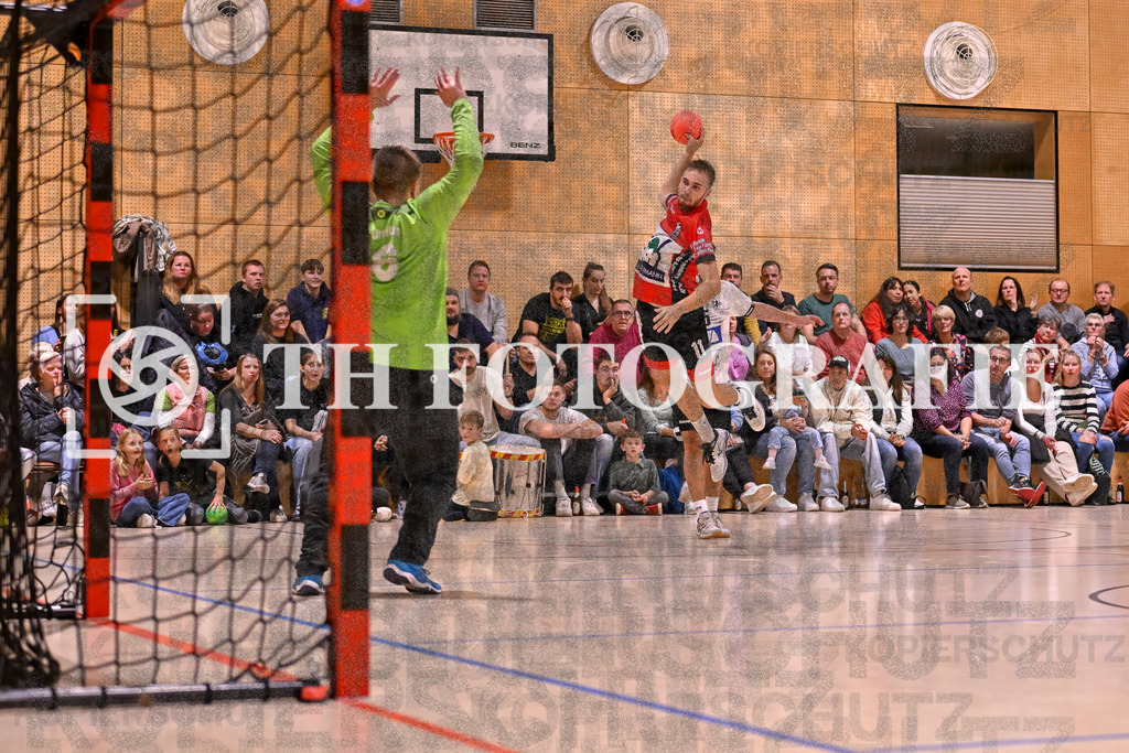 GER, SG Maulburg/Steinen - HSG Dreiland, Handball, Landesliga Suedbaden, 4. Spieltag, Saison 2024/2025, 12.10.2024 | Marcel Janus (SG Maulburg/Steinen, #11) vor dem Tor und im Kreis bei Daniel Schnepf (HSG Dreiland, #16)GER, SG Maulburg/Steinen - HSG Dreiland, Handball, Landesliga Suedbaden, 4. Spieltag, Saison 2024/2025, 12.10.2024Foto: TH Fotografie/Thomas Hess