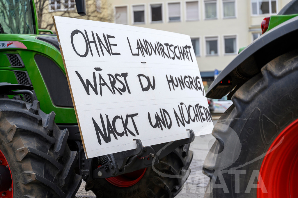 _DWI0346 | Bauerndemo gegen Agrarpolitik der Bundesregierung  auf dem Straße Obstmarkt und Hauptmarkt . Nürnberg, 08.01.2024 - Realisiert mit Pictrs.com
