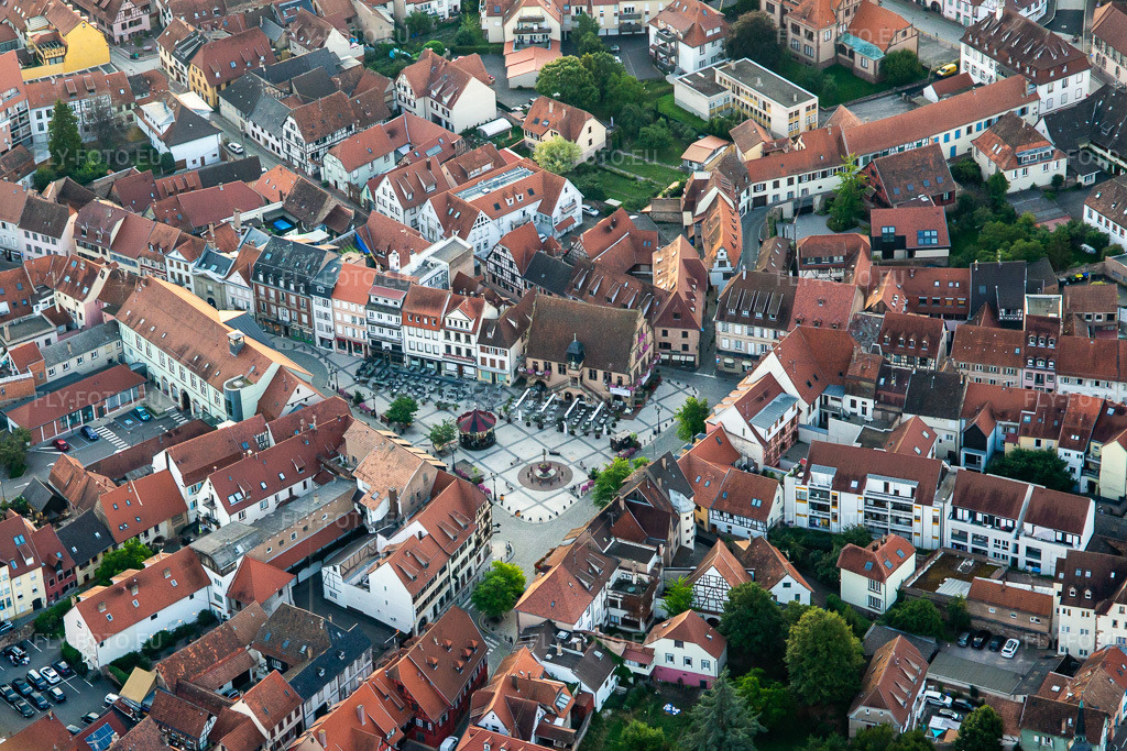 Vue aérienne: Place de l'Hôtel de Ville à Molsheim dans le département Bas Rhin, France. Photo: IMG_138001.jpg prise le 19/08/2023 par Werner Riehm/FLY-FOTO.eu – Résolution de l'original: 4328 x 2886 px