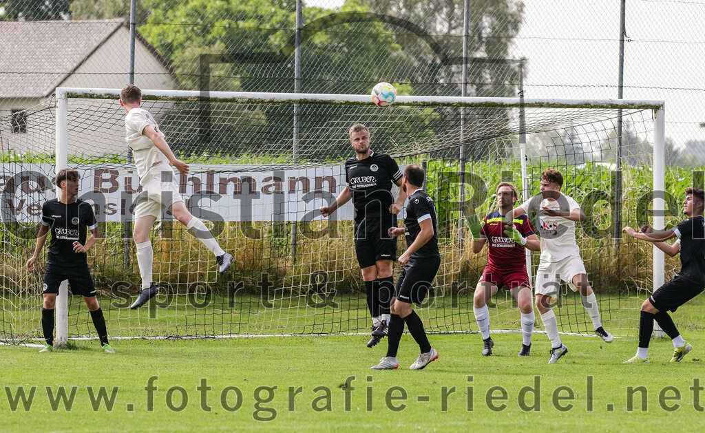 2023-07-02_063_SV_Walpertskirchen_gegen_FC_Herzogstadt | Walpertskirchen, Deutschland, 02.07.2023:
Fußball, Kreisliga 2023 / 2024, Testspiel, SV Walpertskirchen gegen FC Herzogstadt, Endergebnis: 

Florian Simmet (FC Herzogstadt, #3), Christoph Greckl (FC Herzogstadt, #5), Torwart Florian Leininger (FC Herzogstadt, #22)

Foto: Christian Riedel / fotografie-riedel.net