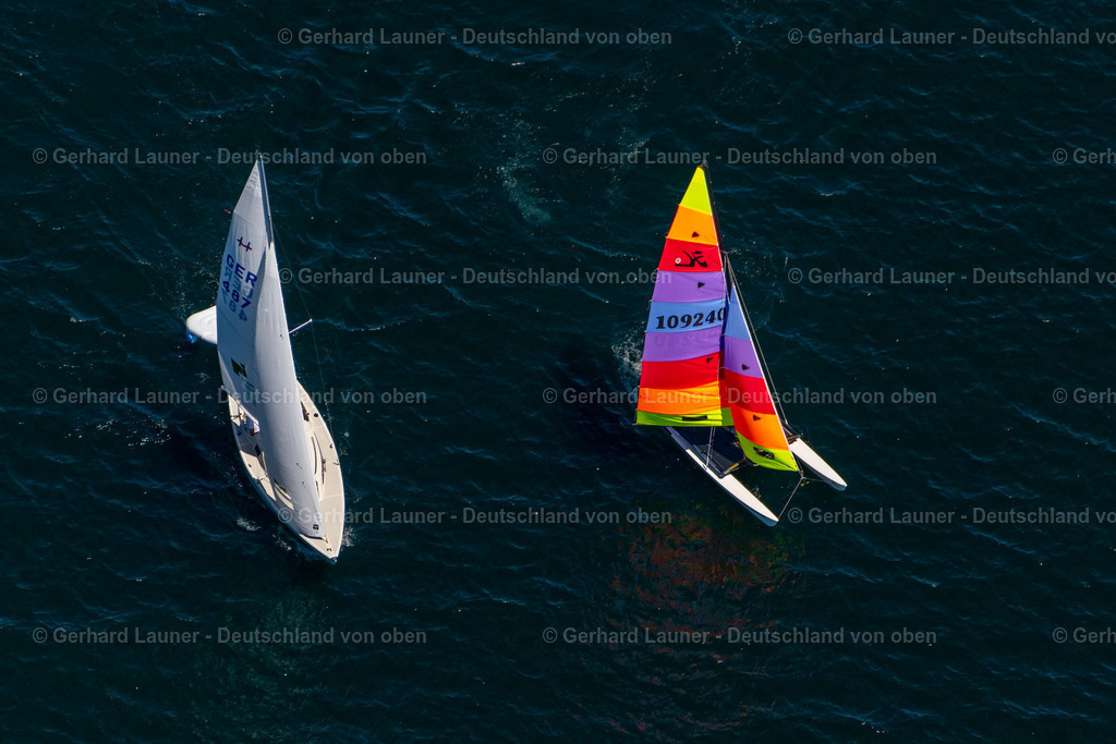 4031386 | STARNBERGER SEE 12.06.2020 Sportboot- Segelschiff mit weißen Seggeln auf dem Fahrt auf dem Starnberger See im Bundesland Bayern, Deutschland. // Sports boat sailing ship with white sails on the journey on Lake Starnberg in the state Bavaria, Germany. Foto: Gerhard Launer
