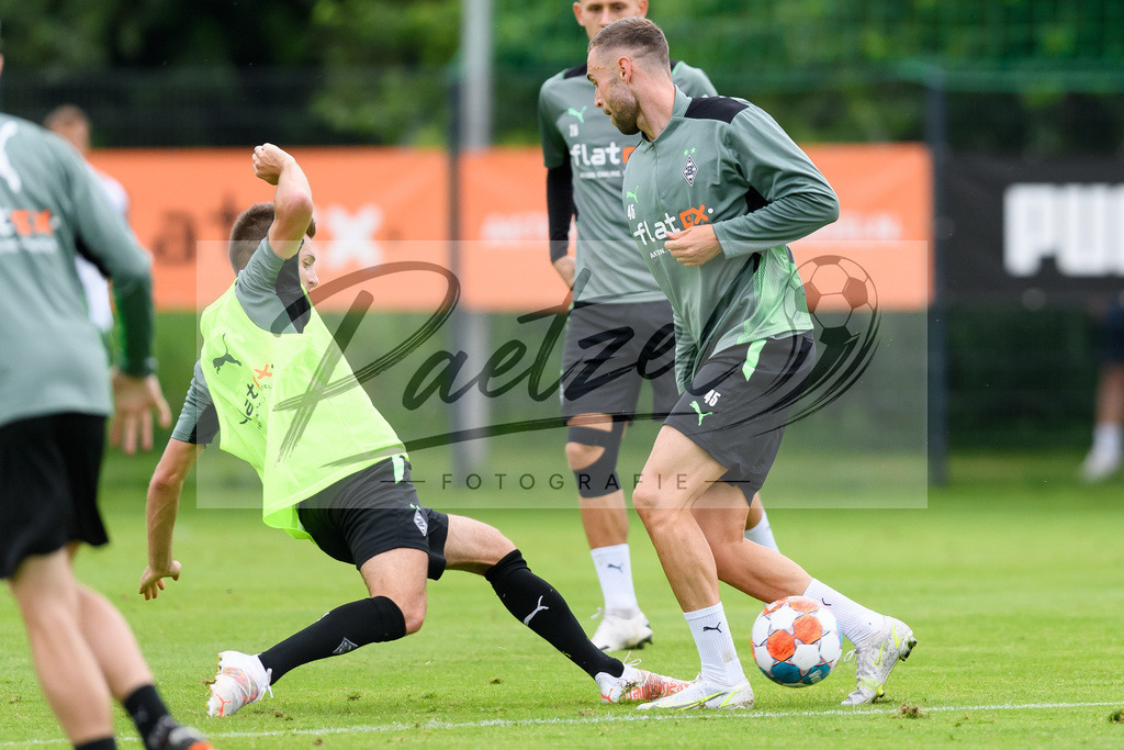 TRABMG20210719_087 | Fussball, Herren: Patrick Herrmann (Borussia Moenchengladbach) und Michel Lieder (Borussia Moenchengladbach) im Zweikampf beim Training von Borussia Moenchengladbach waehrend des Trainingslagers auf dem Trainingsplatz am Hotel Klosterpforte am 19.07.2021 in Harsewinkel, Deutschland. - Realisiert mit Pictrs.com