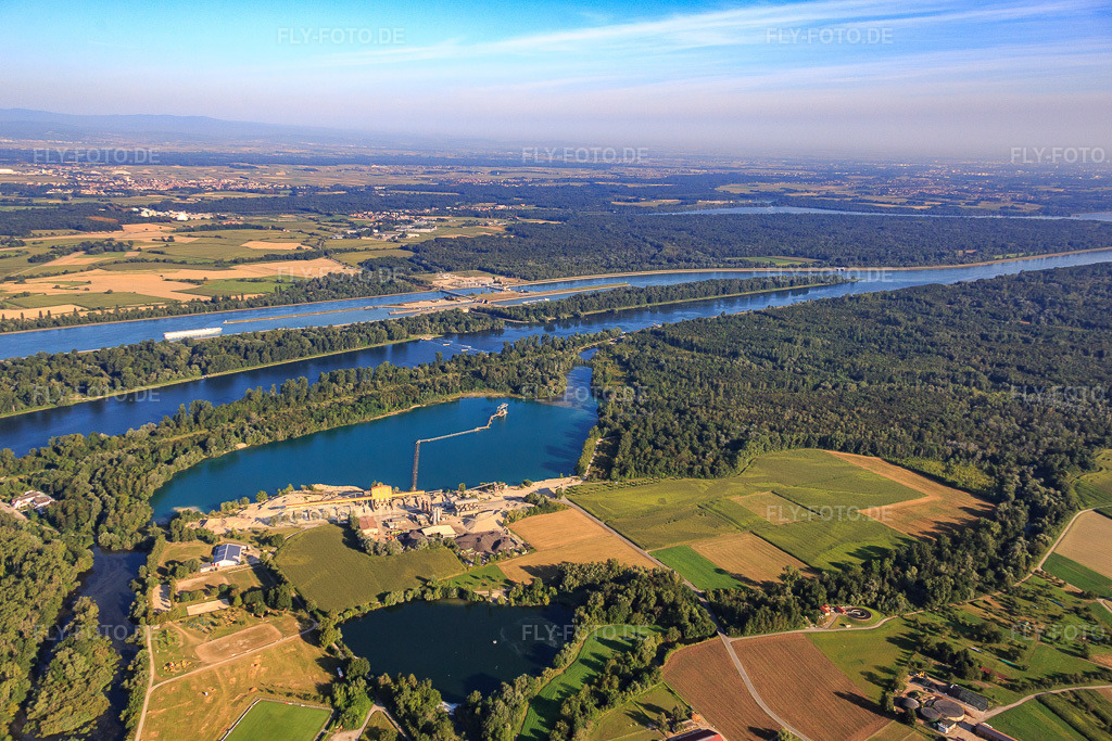 Luftbild: Baggersee am Rhein der VOGEL-BAU GmbH - Asphaltmischanlage und Kieswerk Ottenheim im Ortsteil Ottenheim in Schwanau im Bundesland Baden-Württemberg in Deutschland.Foto: IMG_093221.jpg vom 16.08.2016 durch Werner Riehm/FLY-FOTO.deAuflösung des Originals: 5368 x 3579 pxDie VOGEL-BAU Gruppe
