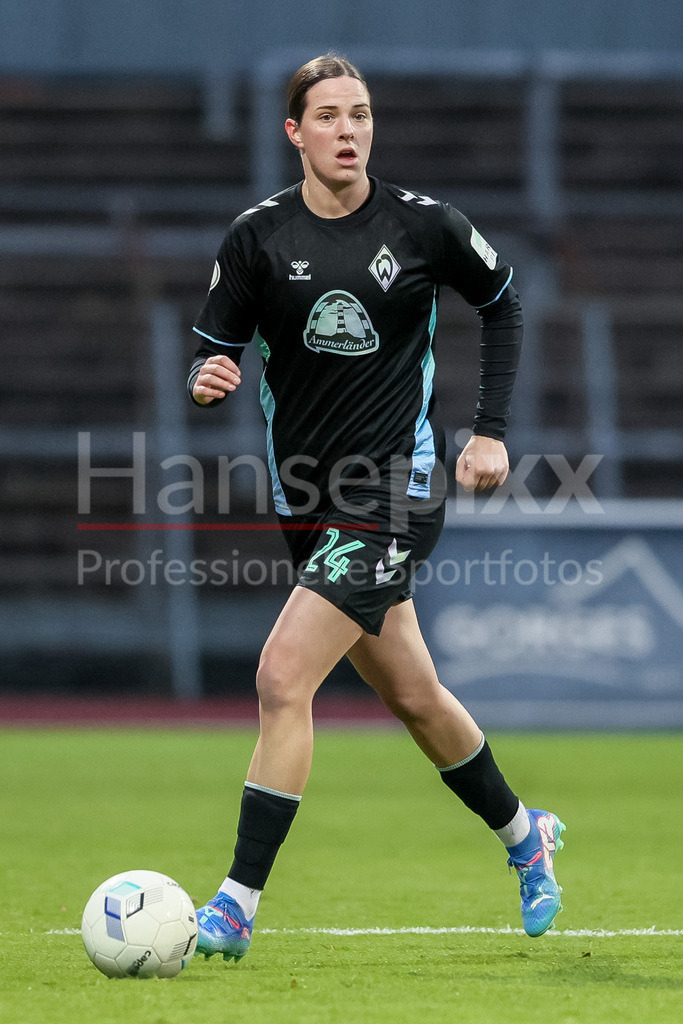 Fussball, DFB-Pokal Frauen, SC Fortuna Köln - SV Werder Bremen | v.li.: Lara Schmidt (SV Werder Bremen, 24) am Ball, Freisteller, Einzelbild, Ganzkörper, Aktion, Action, Spielszene, DIE DFB-RICHTLINIEN UNTERSAGEN JEGLICHE NUTZUNG VON FOTOS ALS SEQUENZBILDER UND/ODER VIDEOÄHNLICHE FOTOSTRECKEN. DFB REGULATIONS PROHIBIT ANY USE OF PHOTOGRAPHS AS IMAGE SEQUENCES AND/OR QUASI-VIDEO.
