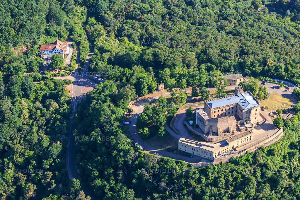 Luftbild: Hambacher Schloss aus Süden im Ortsteil Diedesfeld in Neustadt im Bundesland Rheinland-Pfalz in Deutschland.Foto: IMG_156733.jpg vom 23.05.2026 durch Werner Riehm/FLY-FOTO.deAuflösung des Originals: 5087 x 3392 pxStiftung Hambacher SchlossStiftung Hambacher Schloss | Das Hambacher Schloss ist eine lebendige Stätte deutscher und europäischer Demokratiegeschichte