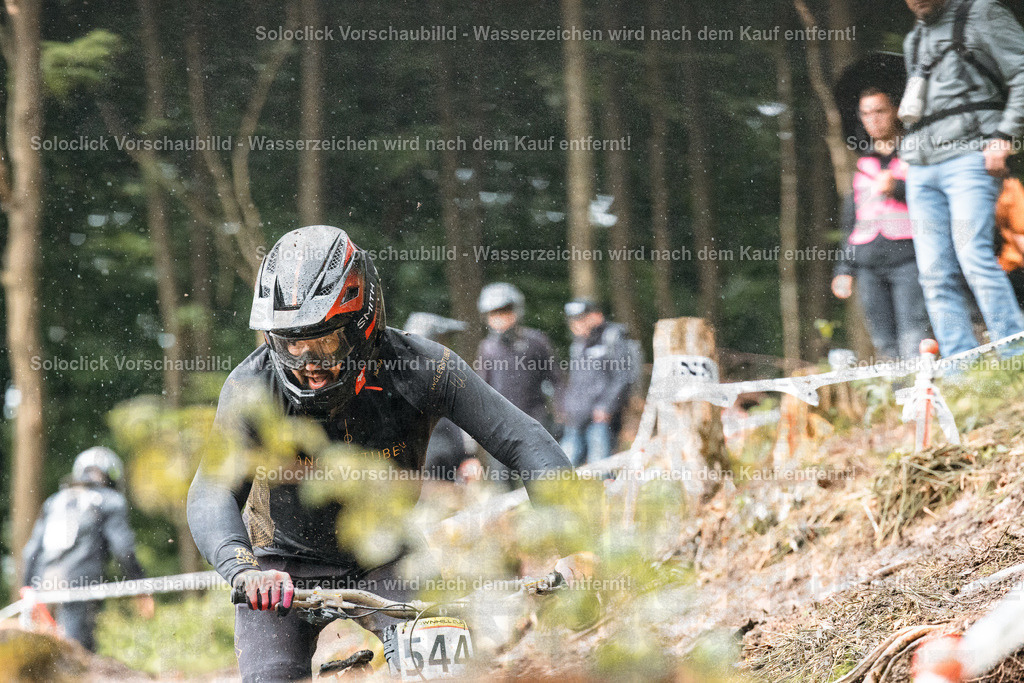 Mountainbike-Abenteuer im Regen | Hier ist eine Analyse des Bildes, aufgeteilt in verschiedene Kategorien: - Realisiert mit Pictrs.com