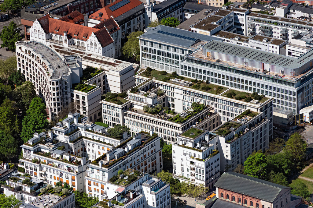dr__0064137.jpg | MüNCHEN 29.04.2025 Verwaltungsgebäude des Unternehmens Mc Kinsey und das Charles Hotel an der Straße Oskar-von-Miller-Ring in München im Bundesland Bayern, Deutschland. // Administration building of the company Mc Kinsey and das Charles Hotel on street Oskar-von-Miller-Ring in Munich in the state Bavaria, Germany. Foto: Daniel Reiter