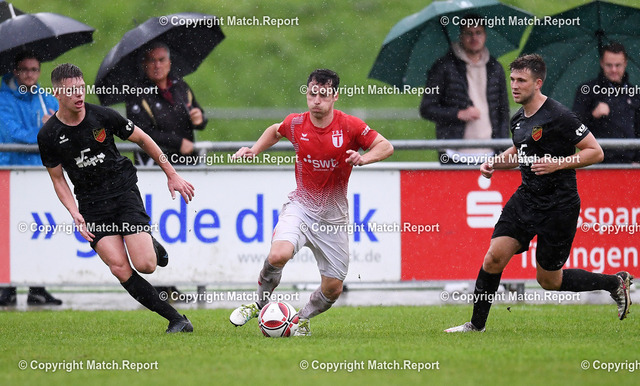 Fussball Verbandsliga 2021/2022: TSG Tuebingen - FC Holzhausen | Fussball  Verbandsliga  2021/2022    07.08.2021TSG Tuebingen - FC Holzhausen"Backen aufblasen" David Friedrich (TSG Tuebingen, Mitte) gegen Marius Helmke (FC Holzhausen, li) und Luca Pantel (FC Holzhausen,re)FOTO: ULMER PressebildagenturxxNOxMODELxRELEASExx