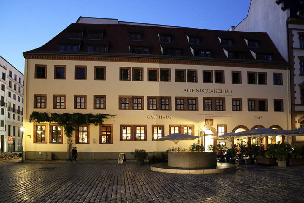 Bildlexikon Leipzig - Alte Nikolaischule und Brunnen | Das Team hinter BILDLEXIKON LEIPZIG bündelt historische wie aktuelle Informationen über die Stadt Leipzig in Text und Bild auf einer Plattform und stellt diese der interessierten Öffentlichkeit zur Verfügung.