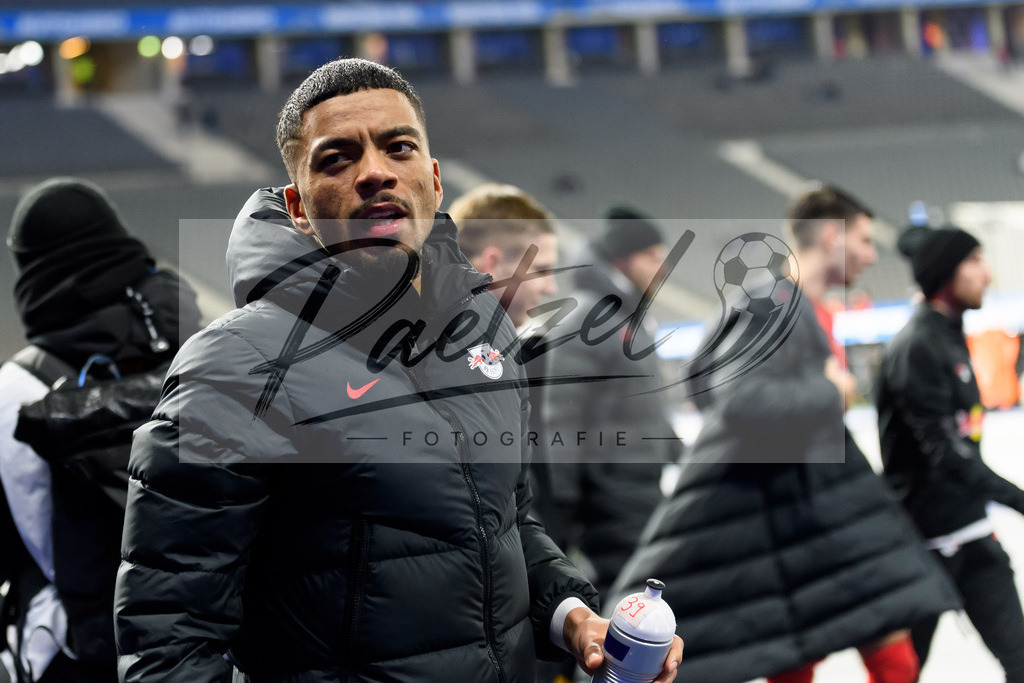 BSCRBL20220220_266 | Fussball, Herren: Benjamin Henrichs (RB Leipzig) schaut bei dem Spiel der 1. Bundesliga zwischen Hertha BSC und RB Leipzig im Olypiastadion am 20.02.2022 in Berlin, Deutschland.DFB / DFL REGULATIONS PROHIBIT ANY USE OF PHOTOGRAPHS AS IMAGE SEQUENCES AND/OR QUASI-VIDEO. - Realisiert mit Pictrs.com