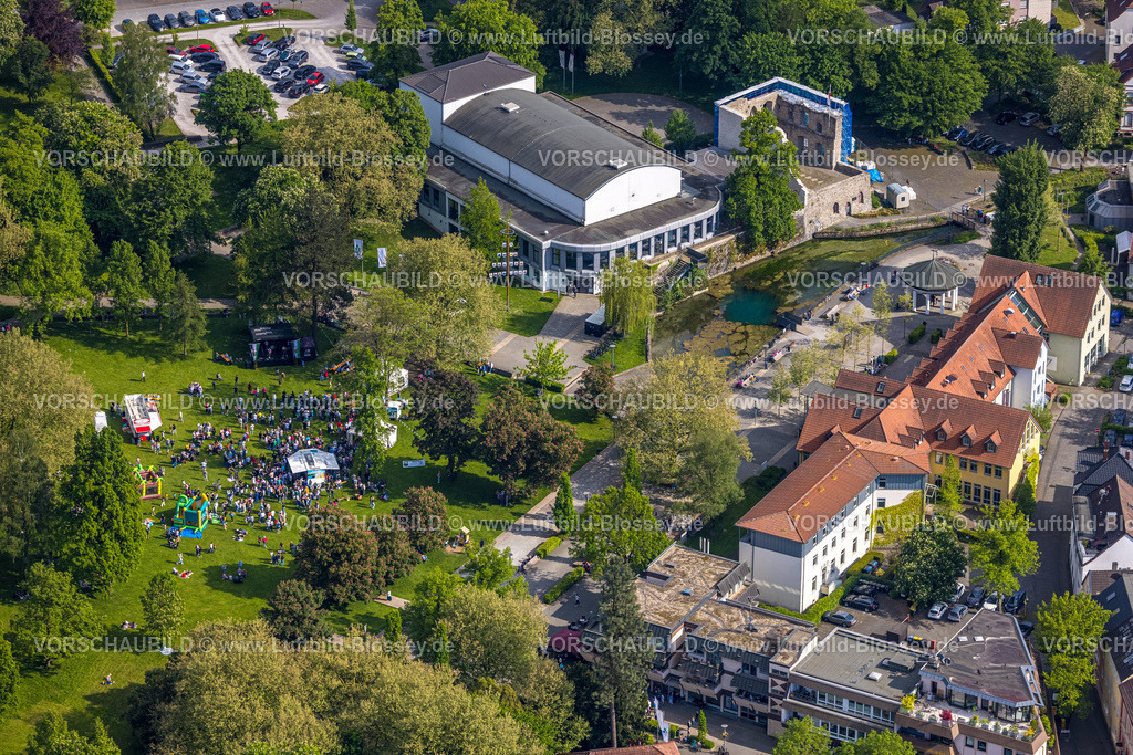 BadLippspringe240506092LippeQuelle | Luftbild, Kongresshaus Bad Lippspringe, Arminiuspark mit Burgruine und Fluss Lippequelle und Arminius Quelle Pavillon, Vatertagsfest im Arminiuspark am Kongresshaus, Besucher auf der Wiese, Hüpfburg und Getränkestände, Bad Lippspringe, Ostwestfalen, Nordrhein-Westfalen, Deutschland