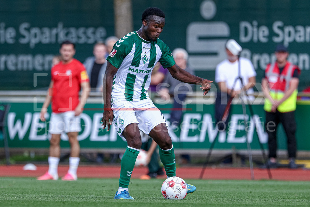 Fussball, Regionalliga Nord, SV Werder Bremen II - HSC Hannover | Princewill Mbock (SV Werder Bremen II, 18) am Ball, Freisteller, Einzelbild, Ganzkörper, Aktion, Action, Spielszene