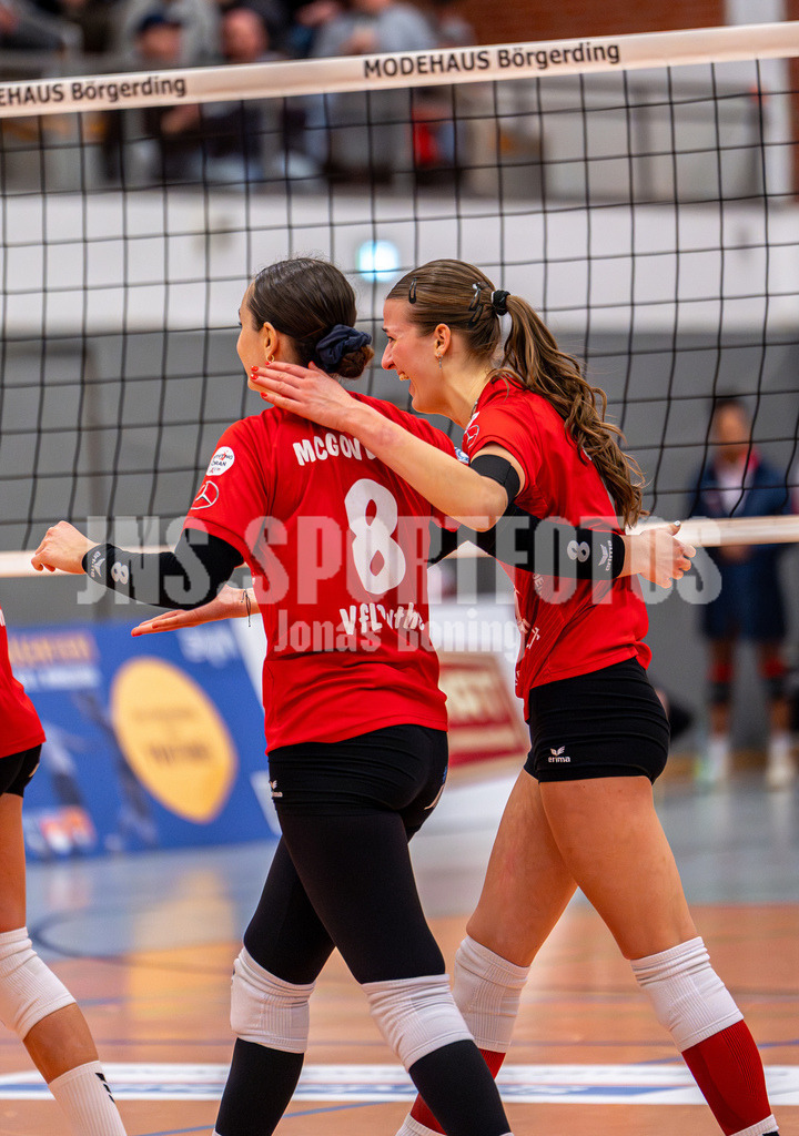 Volleyball I Frauen I Saison 2025-2026 I 2 Bundesliga Pro I 16. Spieltag VFL Oythe - TV Planegg-Krailling-02 | Georgia McGovern (8,VFL Oythe) und Annelis Lotte Tyws (13,VFL Oythe)  - Realisiert mit Pictrs.com