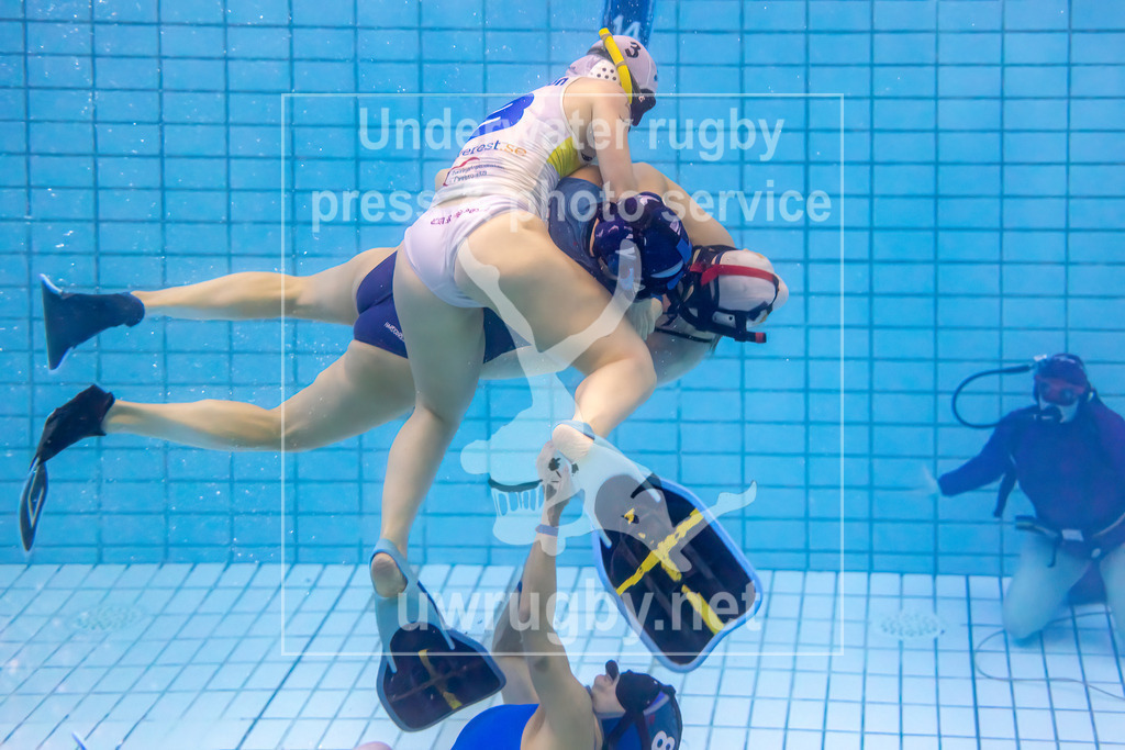 24. - 26.11.2023: Unterwasser-Rugby Champions Cup 2023  | Damen-Spiel: Amager Uv-Rugby (Dänemark) in blau gegen Black Mermaids (Schweden) in weiß. - Realisiert mit Pictrs.com