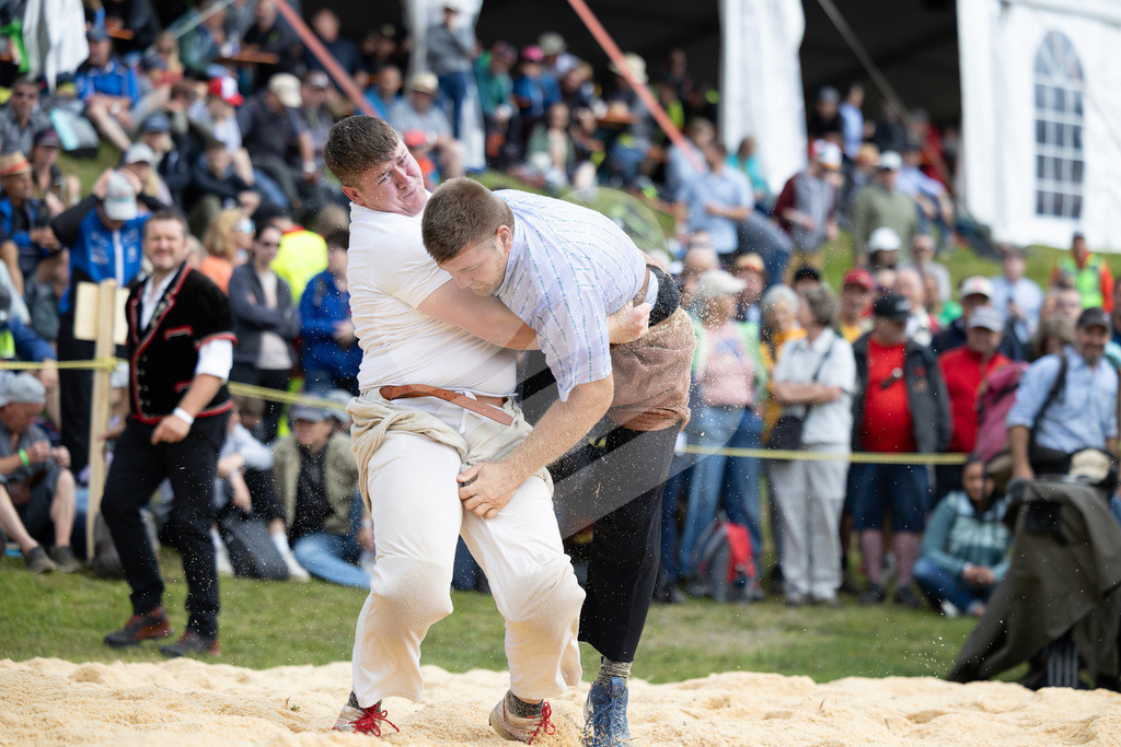 Rigi2025_1146 | Die Schwinger des Schwyzer Kantonalen Schwingerverbandes: Fotos, die Dynamik und Leidenschaft festhalten, sowie emotionale Momente aus dem traditionellen Schwingsport zeigen. - Realisiert mit Pictrs.com