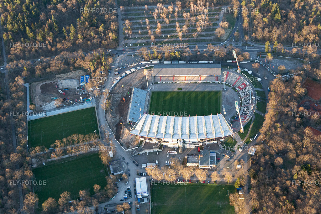 Umbau- Baustelle am Sportstätten-Gelände des Stadion "Wildparkstadion" des KSC | Luftbild: Umbau- Baustelle am Sportstätten-Gelände des Stadion "Wildparkstadion" des KSC im Ortsteil Innenstadt-Ost in Karlsruhe im Bundesland Baden-Württemberg in Deutschland. Foto: IMG_112960.jpg vom 20.03.2019 durch Werner Riehm/FLY-FOTO.de - Realisiert mit Pictrs.com