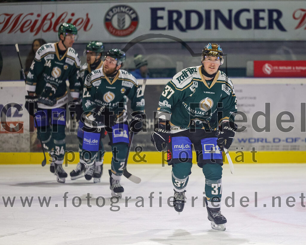 2025-11-30_165_TSV_Erding_gegen_EC_Peiting | Erding, Deutschland, 30.11.2025:Eishockey, Oberliga Süd 2025 / 2026, 22. Spieltag, TSV Erding gegen EC Peiting, Endergebnis: 5:1Thomas Matheson (Erding Gladiators, #37) erhöht zum 2:0 für ErdingFoto: Christian Riedel / fotografie-riedel.net