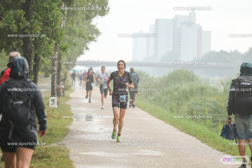 LUR_1018 | 34. M-net Erlanger Triathlon 2025 #erlangertriathlon  #mnettriathlon2025 #mnettriathlon #team #olympischedistanz #mitteldistanz #triathlon #maindonaukanal  #erlangertriathlon2025 #yourpictrs #tv1848 #tv1848erlangen  #triathlonbayern #sportinerlangen #demsportverbunden #sportshot_your_pictrs Copyright: www.sportshot.de
