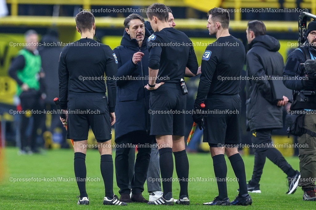 BVB08022501098 | 08.02.2025, Fußball, Borussia Dortmund - VfB Stuttgart, 1. Fußball Bundesliga, 21. Spieltag, Signal Iduna Park, Saison 2024 2025: Trainer Niko Kovac (Cheftrainer BVB) führt ein Gespräch mit den Schiedsrichtern Schiedsrchte Daniel SiebertDFB regulations prohibit any use of photographs as image sequences and or quasi-video.
