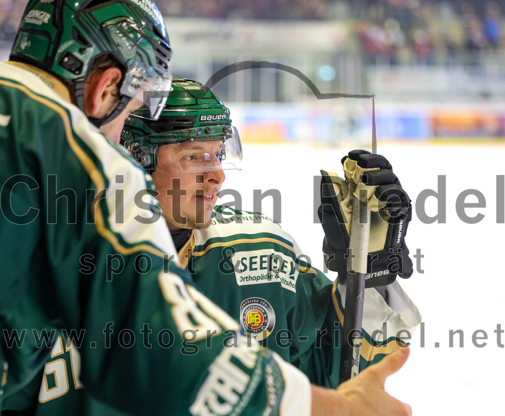 2025-12-23_116_TSV_Erding_gegen_Heilbronner_Falken | Erding, Deutschland, 23.12.2025:Eishockey, Oberliga Süd 2025 / 2026, 29. Spieltag, TSV Erding gegen Heilbronner Falken, Endergebnis: 5:4Maximilian Forster (Erding Gladiators, #81), Dennis Miller (Erding Gladiators, #61)Foto: Christian Riedel / fotografie-riedel.net