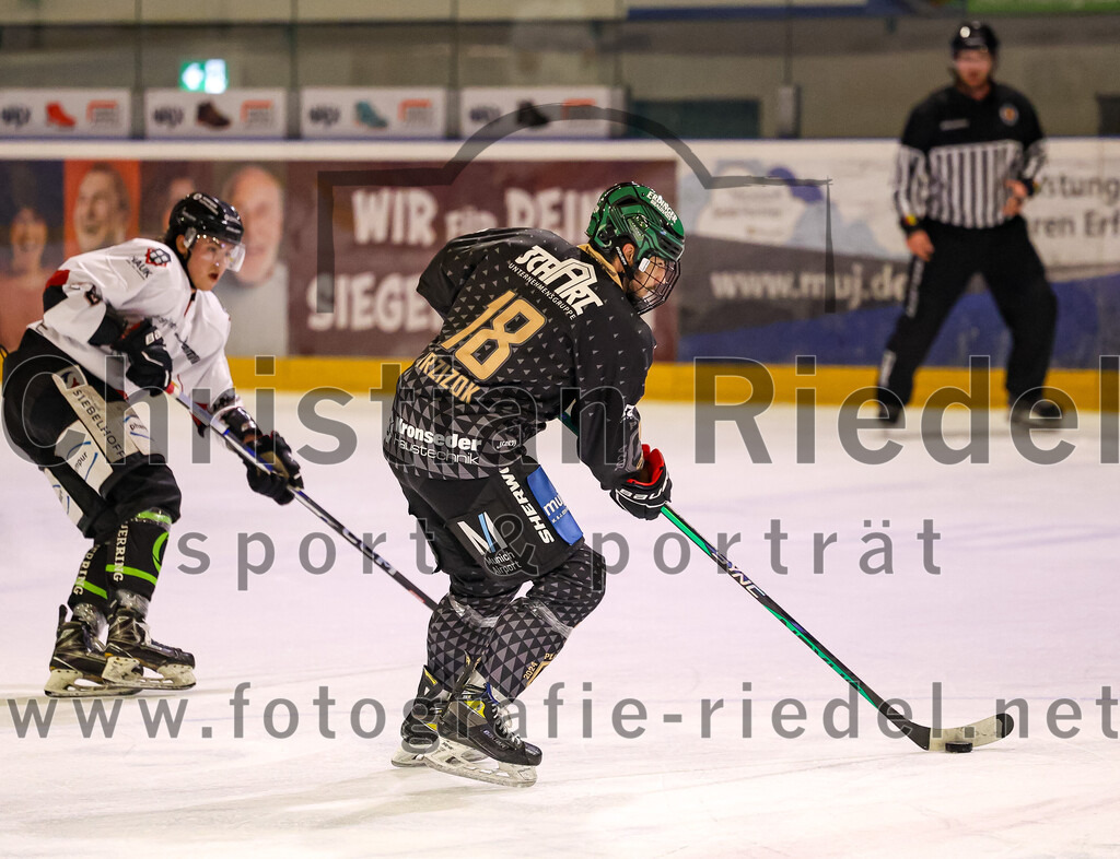 2024-03-08_042_TSV_Erding_gegen_EHC_Koenigsbrunn | Erding, Deutschland, 08.03.2024:
Eishockey, Bayernliga Playoffs 2023 / 2024, 1. Spieltag, TSV Erding gegen EHC Königsbrunn, Endergebnis: 3:0

Daniel Krzizok (Erding Gladiators, #18)

Foto: Christian Riedel / fotografie-riedel.net