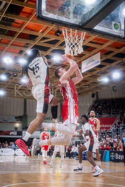 Barmer 2. Basketball Bundesliga ProA: Bayer Giants Leverkusen vs. RheinStars Koeln, 04.04.26 | Leverkusen, 04.04.26 - Donte Nicholas (Bayer Giants Leverkusen, 15) und Björn Rohwer (RheinStars Köln, 15) während des Spiels der Barmer 2. Basketball Bundesliga ProA: Bayer Giants Leverkusen vs. RheinStars Koeln in der Ostermann Arena in Leverkusen.