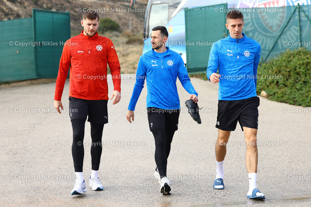 NH_HolsteinKiel_Trainingslager2026Algorfa_05012026 | #1 Timon Weiner (Holstein Kiel), #7 Steven Skrzybski (Holstein Kiel) und #6 Marko Ivezic (Holstein Kiel) auf dem Weg zum Training.Fußball I Herren I 2. Bundesliga I Saison 2025-2026 I Trainingslager I Holstein Kiel I 05.01.2026 I Algorfa, Spanien