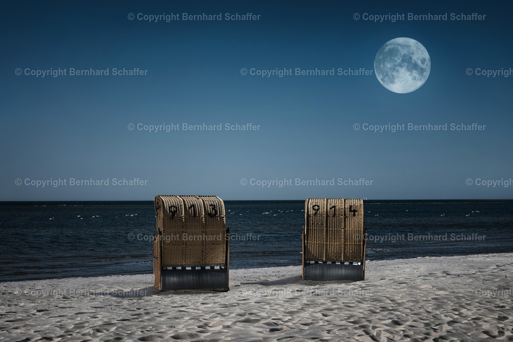 Am Strand im Mondlicht | Zwei Strandkörbe an einem Sandstrand der Ostsee in der Kieler Förde im Mondlicht mit Sicht auf den Mond.  - Realisiert mit Pictrs.com